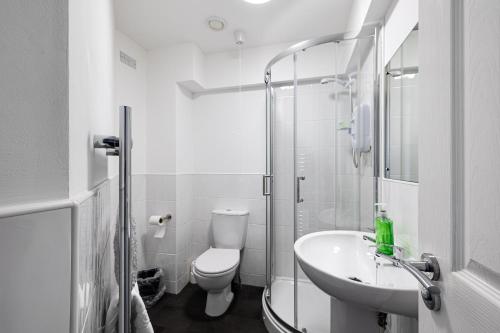 Koupelna v ubytování Stanley Sparkle Stays - 4BRooms, 4Beds, Prkg, Wifi