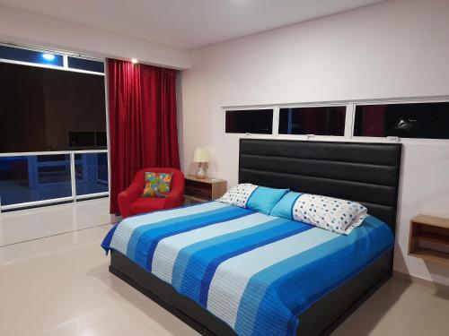 En eller flere senge i et værelse på Casa con Piscina Privada Playas del Mar