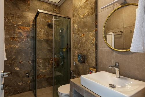 y baño con lavabo y ducha. en Aelia Seascape Apartments, en Plakias