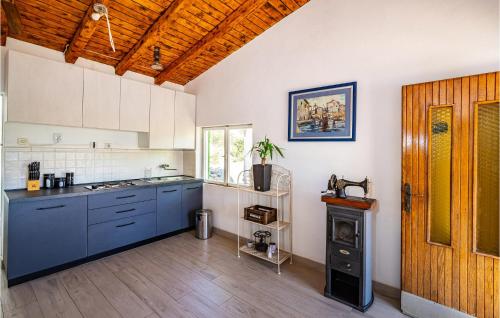 Η κουζίνα ή μικρή κουζίνα στο 2 Bedroom Beach Front Home In Sali
