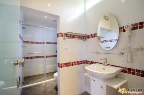 a bathroom with a shower and a sink and a mirror at 歐拉民宿 l 大空間包棟 l 親子溜滑梯 l 專業音響 in Taitung City