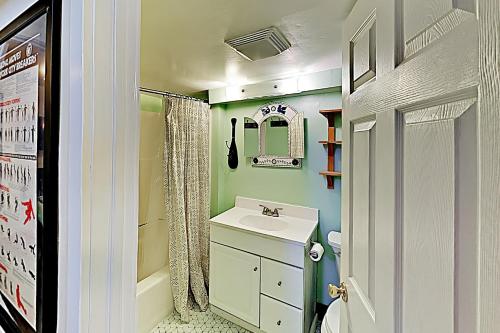 een kleine badkamer met een wastafel en een spiegel bij Alki Oasis in Seattle