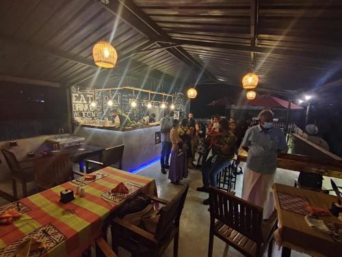 Dumbara Peak Residence tesisinde bir restoran veya yemek mekanı