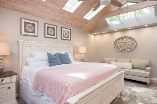 - une chambre avec un lit blanc et une chaise dans l'établissement Audubon Pond 22, à Île de Hilton-Head