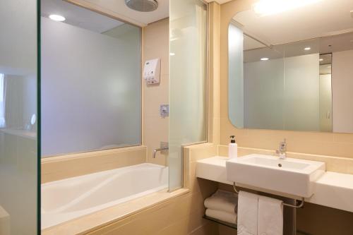 Kamar mandi di Nine Tree Hotel Myeongdong