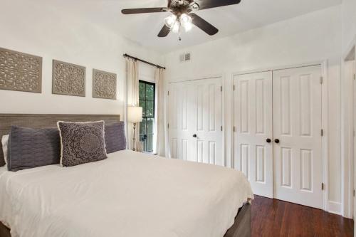 sypialnia z białym łóżkiem i wentylatorem sufitowym w obiekcie Duffy Lane w mieście Savannah