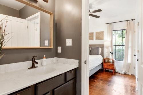 łazienka z umywalką oraz sypialnia z łóżkiem w obiekcie Duffy Lane w mieście Savannah