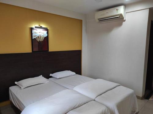 Кровать или кровати в номере 1BHK AC Service Apartment 106