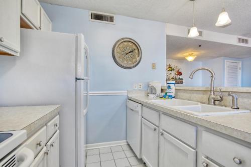 una cocina con fregadero y refrigerador en Renaissance 211, en Myrtle Beach