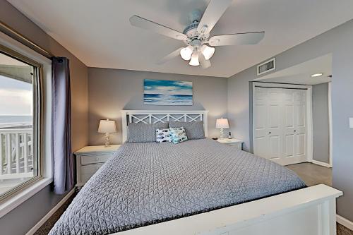 Tempat tidur dalam kamar di Surfside Shores Unit 102