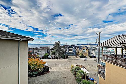 une vue d'une rue avec des maisons et un ciel dans l'établissement Alki Adventures, à Seattle