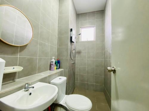 カジャンにあるHomestay Ustazah @Adeliaのバスルーム(トイレ、洗面台、鏡付)