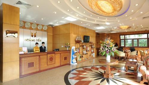 a lobby with a hair salon with people in it at Hoang Yen Hotel in Thuan An