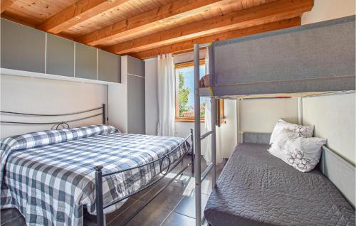 バゴリーノにあるLovely Home In Bagolino With Kitchenのベッドルーム1室(二段ベッド2台、窓付)が備わります。