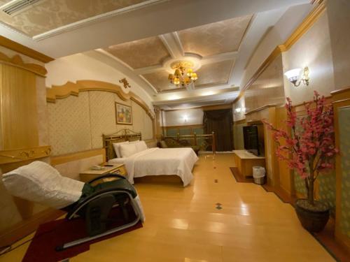 una habitación de hotel con una cama y una habitación grande en I Travel Motel - II en Kaohsiung