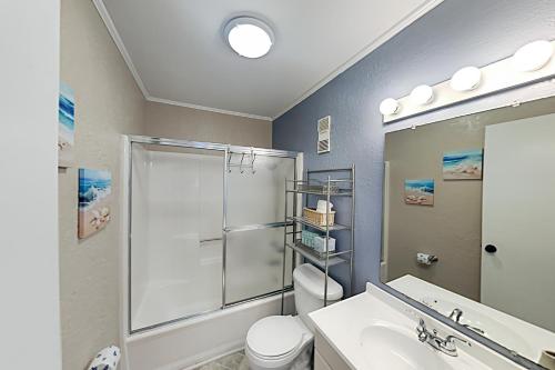 uma casa de banho com um chuveiro, um WC e um lavatório. em Long Bay Dunes D3 em Myrtle Beach