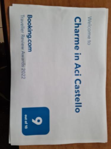 eine weiße Schachtel mit blauem Etikett drauf in der Unterkunft Charme in Aci Castello in Aci Castello