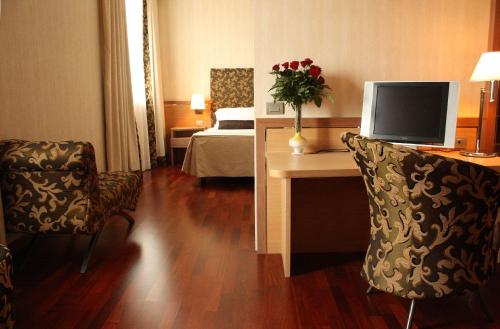 Μια τηλεόραση ή/και κέντρο ψυχαγωγίας στο Poli Hotel