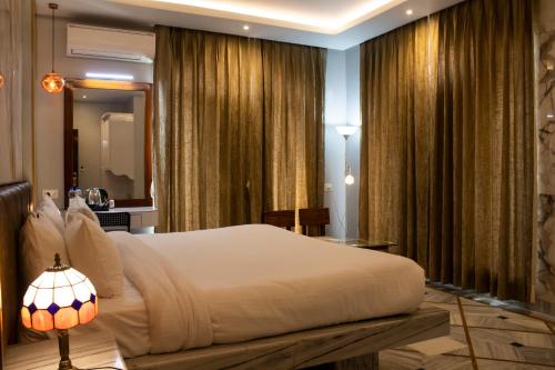 HOTEL RIO BENARASにあるベッド