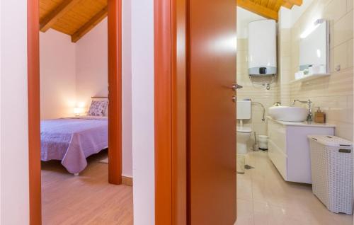 Bagno di Pet Friendly Home In Stankovci With Private Swimming Pool, Can Be Inside Or Outside