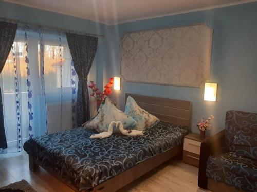 A bed or beds in a room at Garsoniera Dănuț