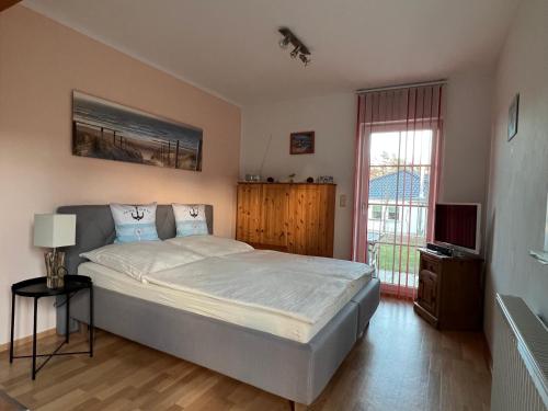ein Schlafzimmer mit einem großen Bett und einem Fenster in der Unterkunft Kleine FeWo in Heringsdorf auf der Insel Usedom in Heringsdorf