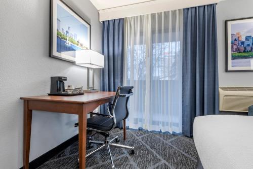 a room with a desk in a hotel room at Best Western Bloomington Edina - Minneapolis in Bloomington