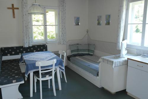 um pequeno quarto com uma cama, uma mesa e cadeiras em Ferienhaus Simon em Pörtschach am Wörthersee