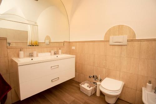 a bathroom with a toilet and a sink at Portico ventizerodue in Merano