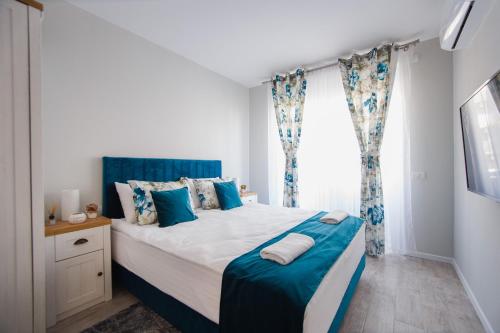 Un dormitorio con una cama grande y una ventana. en Retreat to a Stylish Home at West Residence, en Oradea