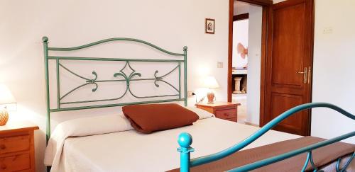 um quarto com uma cama com uma moldura verde em Caracol country Apartments em Orosei