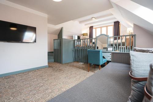 a hotel room with a desk and a television at Conacul Törzburg in Bran