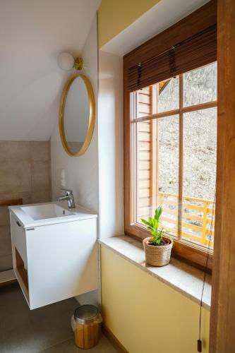 a bathroom with a sink and a window at Przystanek na Skarpie in Kazimierz Dolny
