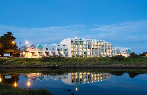 a hotel next to a body of water at Lady Bay Resort in Warrnambool