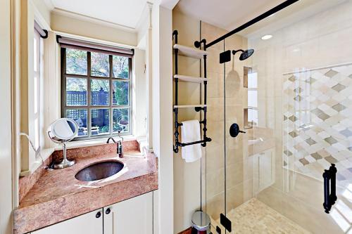 uma casa de banho com um lavatório e um chuveiro em The Carriage House em Seattle