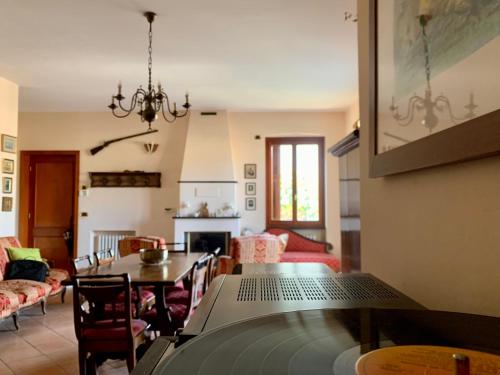 uma sala de estar com uma mesa e uma sala de jantar em B&B Monte di Portofino em Santa Margherita Ligure