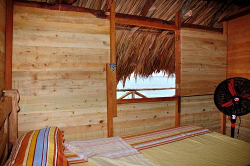 Hostal Playa Blanca tesisinde bir odada yatak veya yataklar