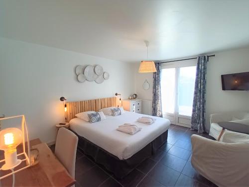 Ένα ή περισσότερα κρεβάτια σε δωμάτιο στο Hôtel Ancre Marine & Spa Thalgo ***