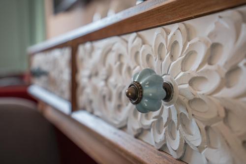 a wooden bench with a door knob on it at Conacul Törzburg in Bran