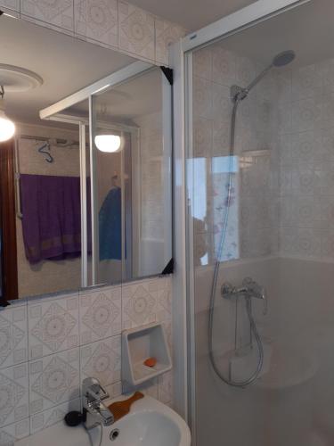 サンタマルタ・デ・オルティゲイラにあるFeira de Loibaのバスルーム(シャワー、シンク付)