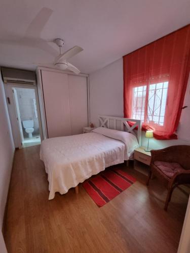 APARTAMENTO ENTRE PATIOS SAN BASILIO tesisinde bir odada yatak veya yataklar