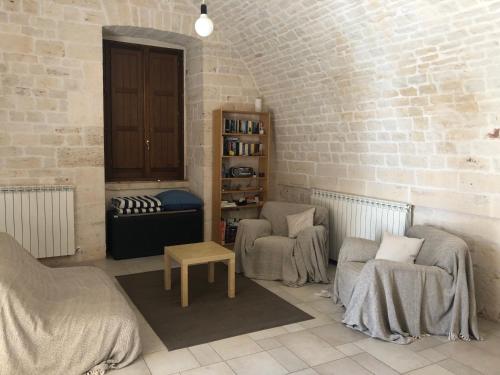salon z dwoma krzesłami i stołem w obiekcie Casa Trieste w Alberobello