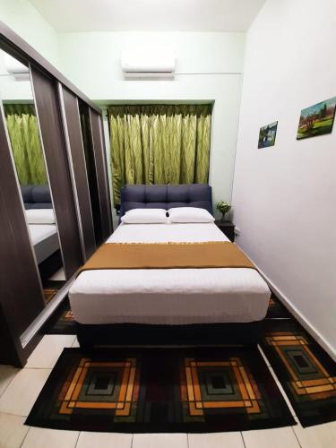 Un dormitorio con una cama grande y una ventana en AMZ HOMESTAY, en Masjid Tanah