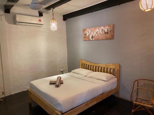 Voodi või voodid majutusasutuse Layang Layang Guest House Melaka toas