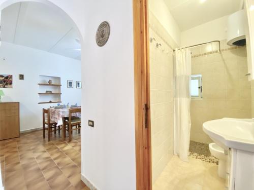 Bilik mandi di Holidaycasa Isabel - In pieno centro storico