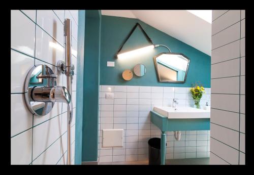 a bathroom with a sink and a mirror at Gabanel Bike Hostel in Bussolengo