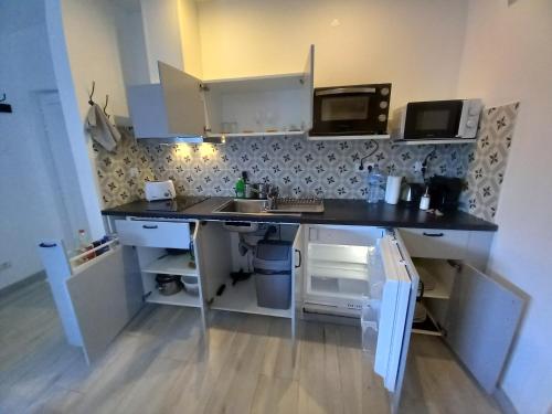 a kitchen with a black counter and a sink at Lopes Apartment - Belch1952 in Lagos