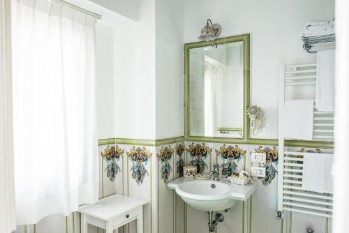 a bathroom with a sink and a mirror at Villa San Cosma in Ravello