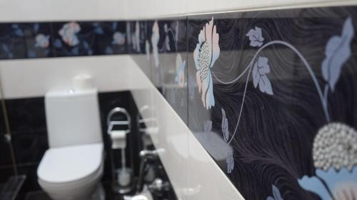 ゲレンジークにあるGuest House Na Kirovaのトイレ付きのバスルーム、女性の壁画