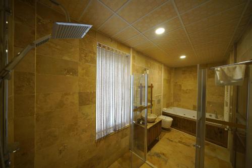 Bilik mandi di Grand Cappadocia Hotel